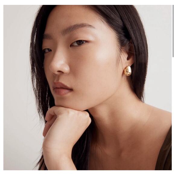 NWT Madewell Droplet Huggie Hoop Earrings In Vintage Gold - Picture 2 of 6